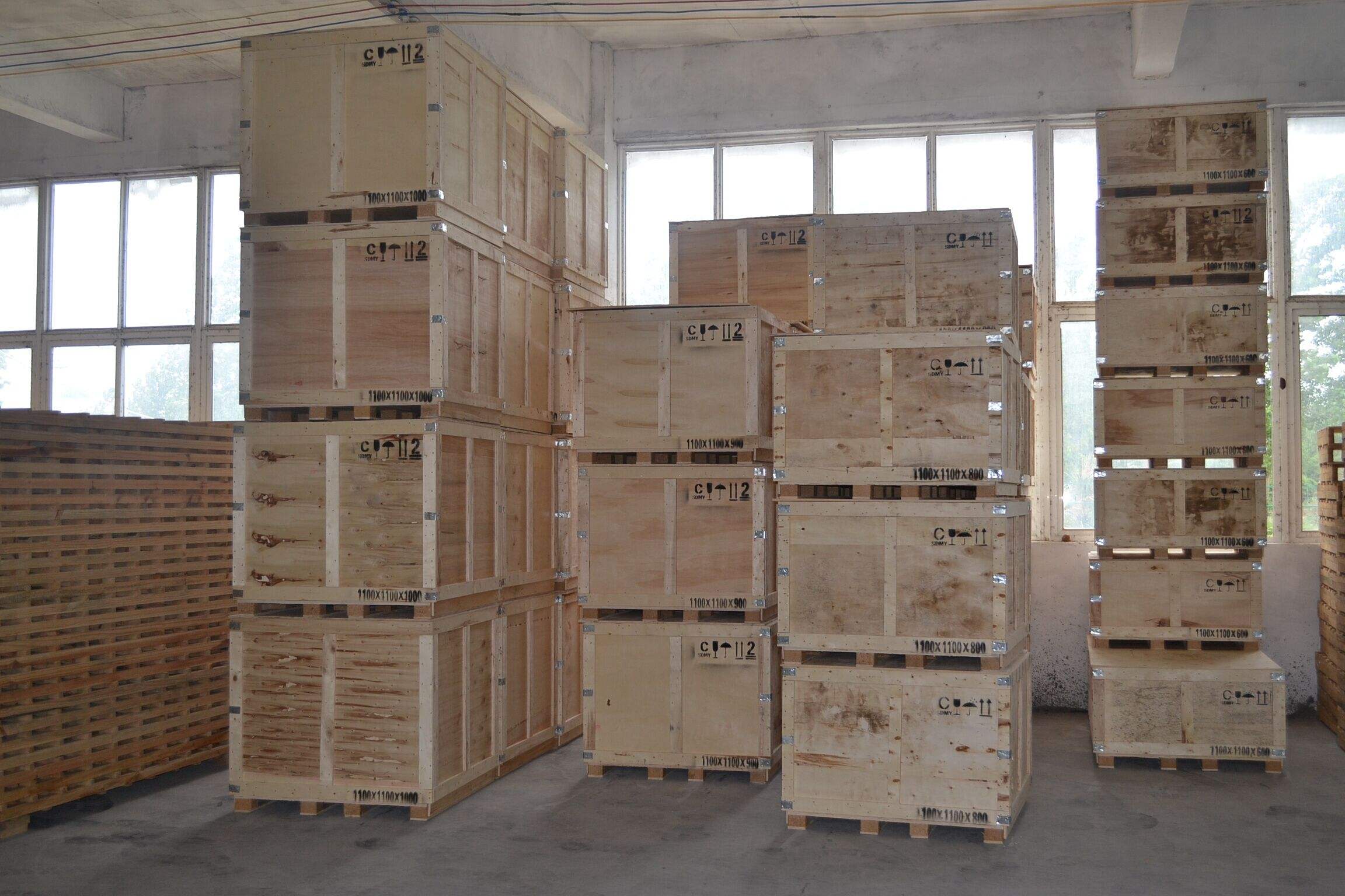 木材  我们长期大量高价收购各种规格木箱,如工厂机械木包装箱